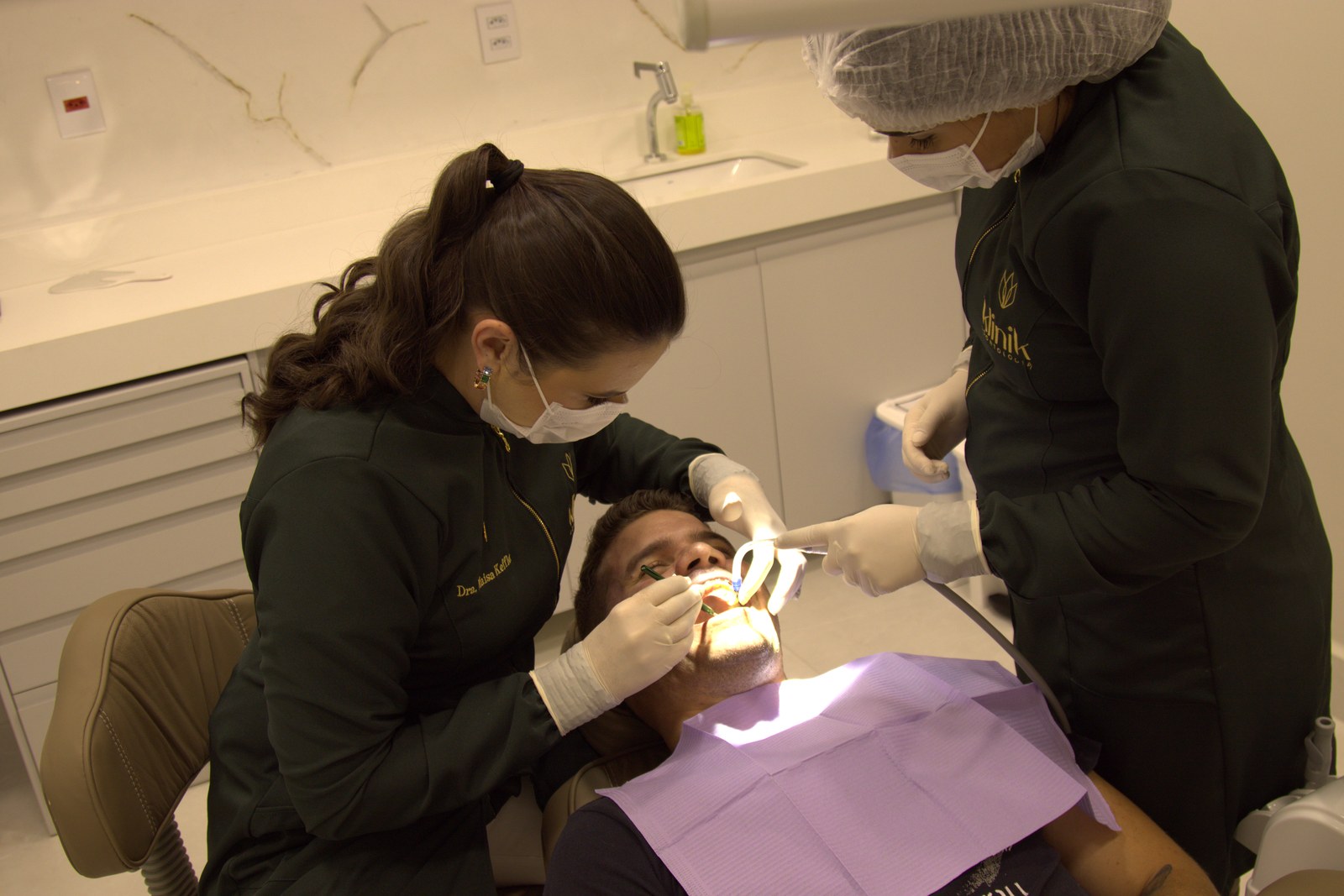 Dra. Maísa atendendo paciente na Klinik
